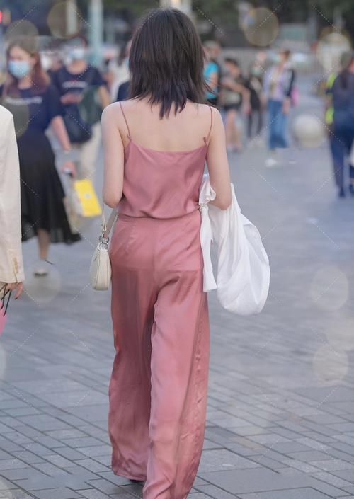 粉色真丝套装外搭白色针织衫，质感轻薄，高级优雅