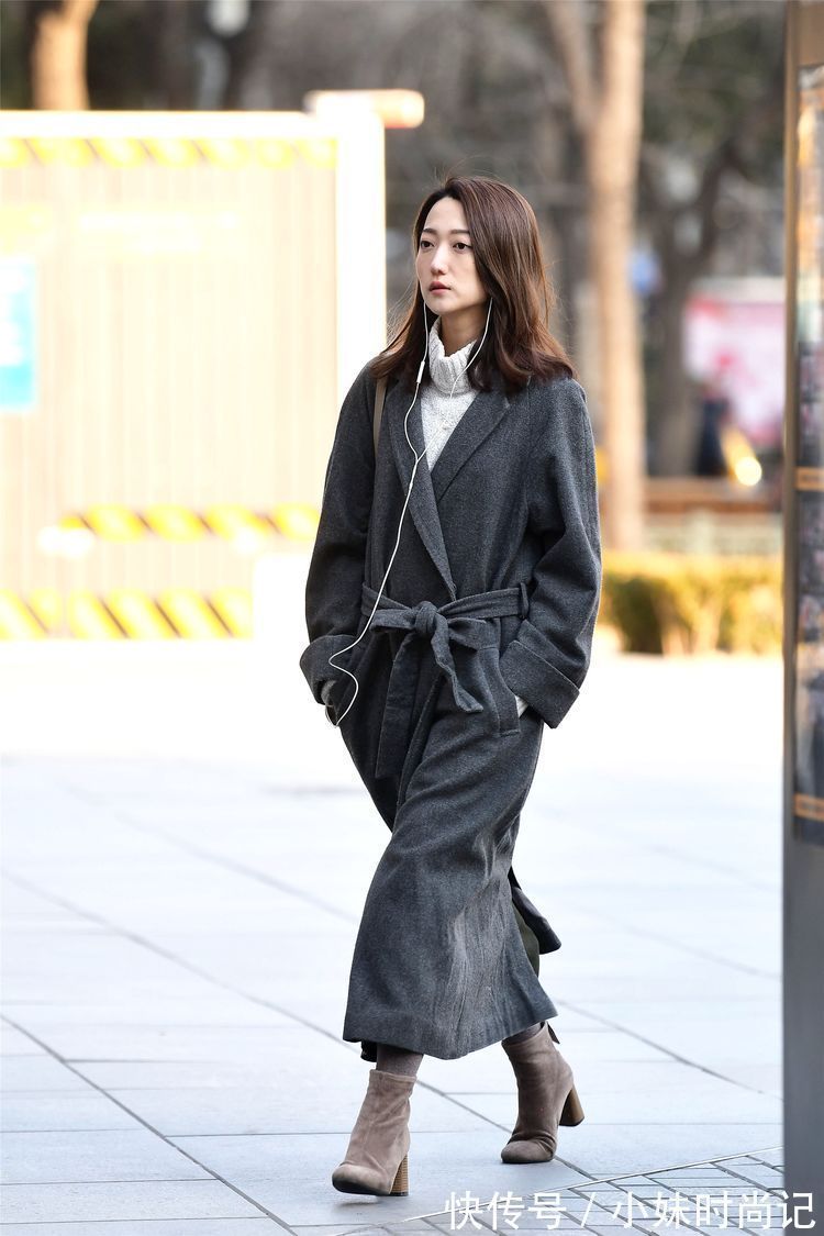 牛仔裤 街拍:美女搭配高腰牛仔裤,白色的尖头高跟短靴,更显身材高挑!