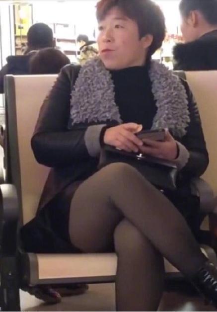 |候车室“女版黄渤”被刷屏!黄渤23字幽默回应,这情商高得厉害