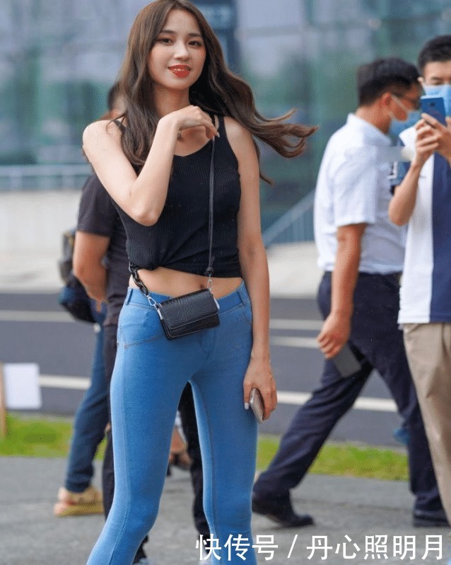 黑色针织T恤搭紧身牛仔裤,层次感就出来了,尽显柔情少女风范儿