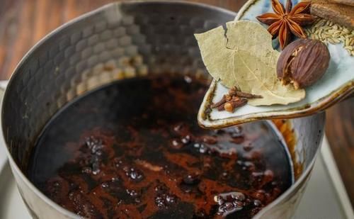 餐饮行业大厨一般都有自己独门制作的二次加工酱油，这是怎么做的，做好后可以保存多久？