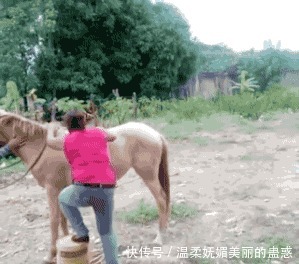 楼梯|姑娘今天裙子穿的有点紧,上个楼梯都需要别人帮助!