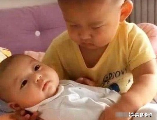 睡觉|3岁哥哥哄弟弟睡觉，结果哥哥先睡着了，让人哭笑不得