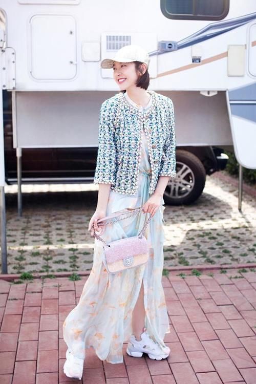 仙女裙+运动鞋=今年最潮穿法，不挑年纪不挑身材，谁穿谁好看