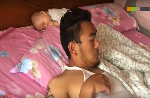 表情|宝爸跟娃睡觉,醒来发现娃“丢了”,仔细看奶爸表情,比娃还可爱