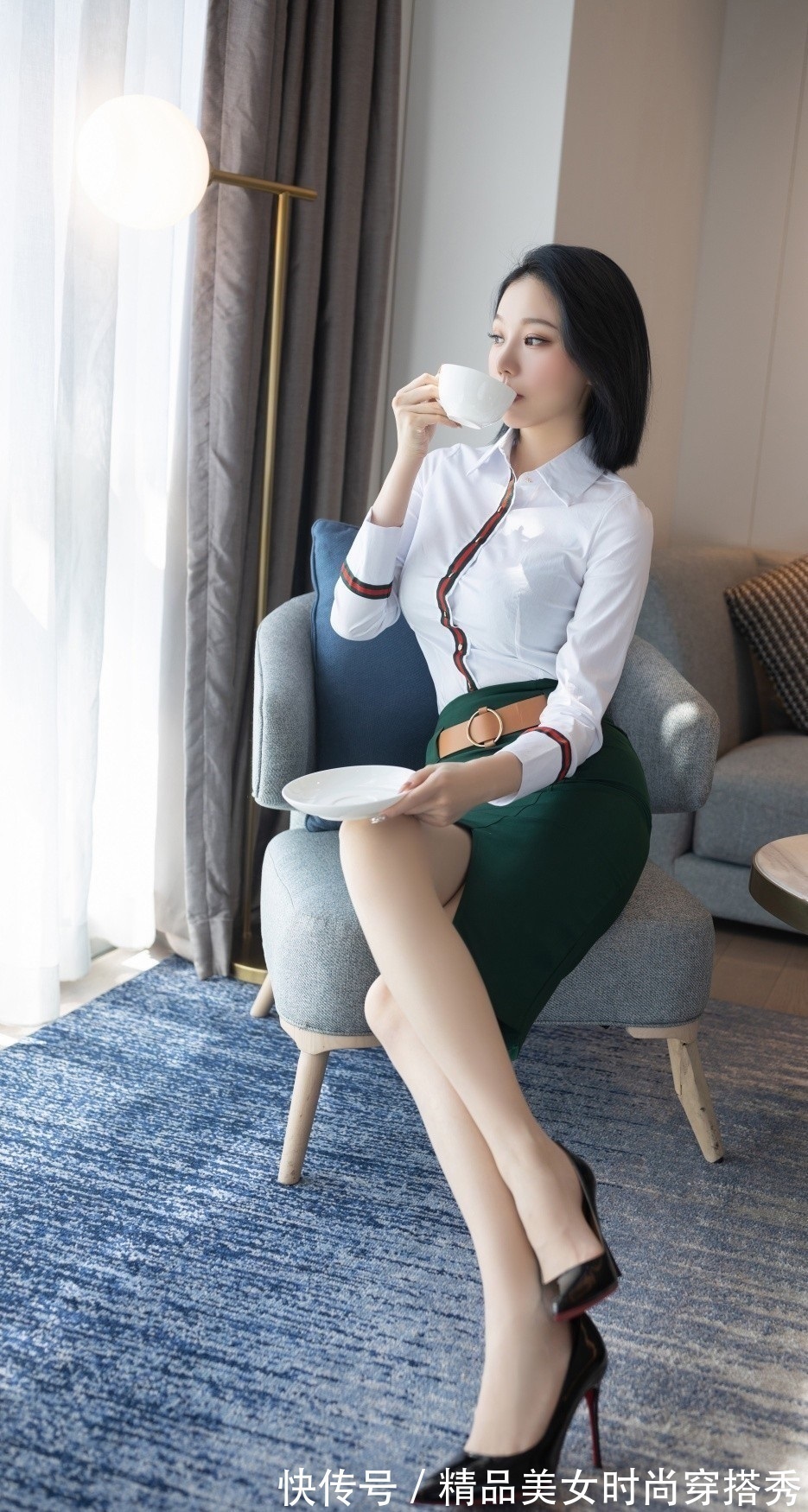 半身裙 白色的衬衫下搭墨绿色的半身裙,做一个优雅的女人