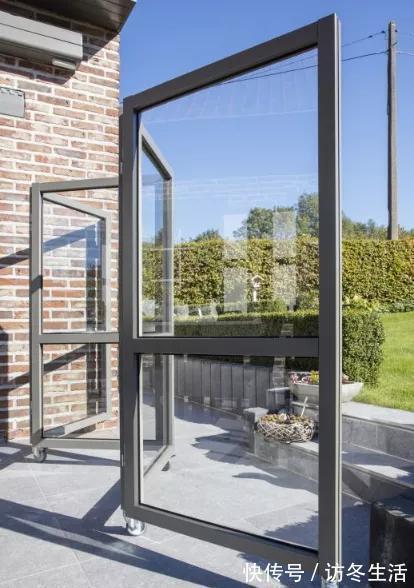 院子|院子别再铺砖和水泥，改装可移动折叠玻璃，围墙好看更实用！