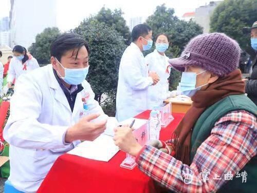 测量血压|曲靖市二院开展2021年“世界艾滋病日”宣传义诊活动