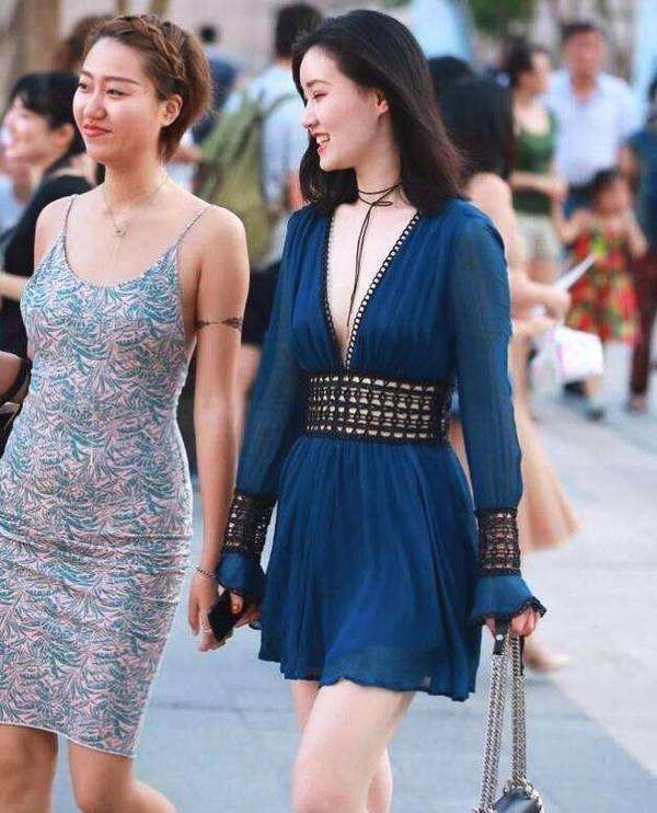 元气满满|身材高挑的小姐姐,穿搭出别样的风格,显得特别青春洋溢