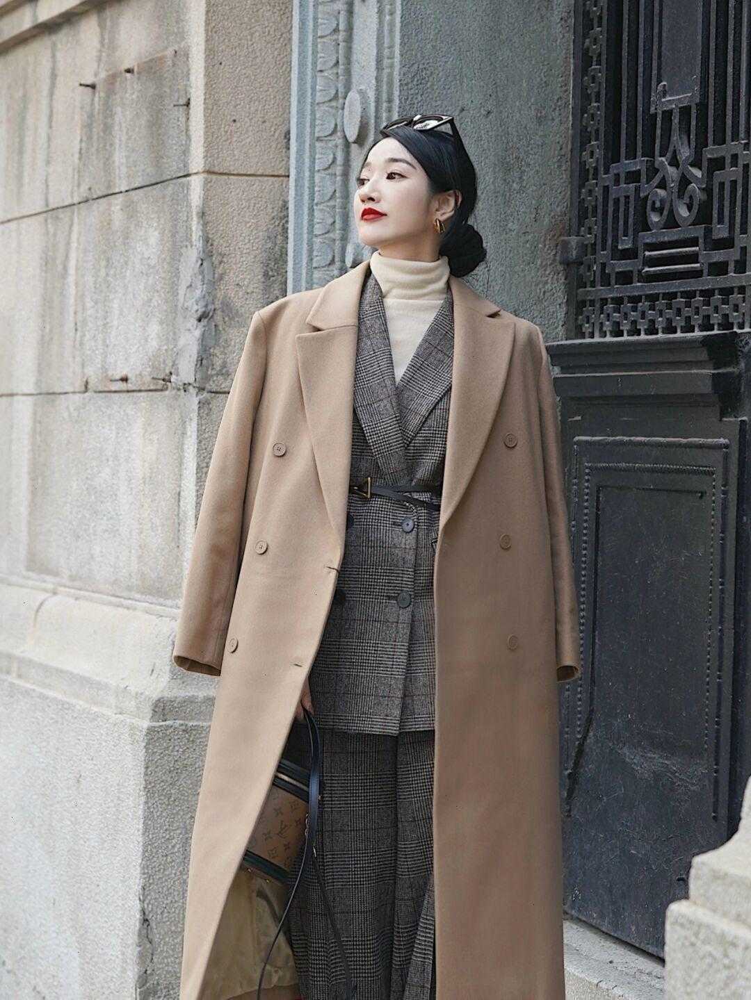 冬天 冬天不想穿羽绒服怎么办?试试毛呢大衣+西装,提升气质又保暖!