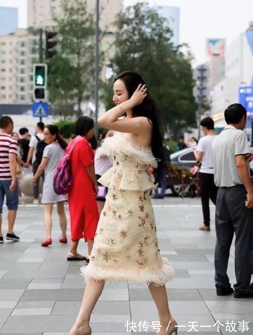 蕾丝 美女搭配荷叶边的润色的衣服，有少许浪漫，陪衬出苗条的双腿！