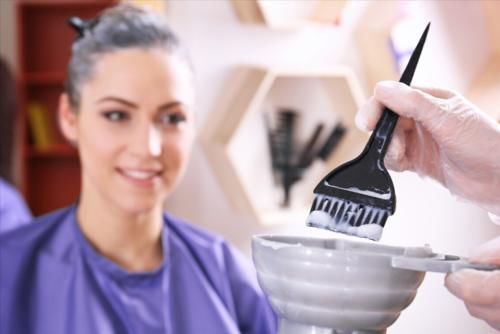 白发|频繁“染发”伤害身体吗?结果可能跟你想的不一样,但肯定伤头发