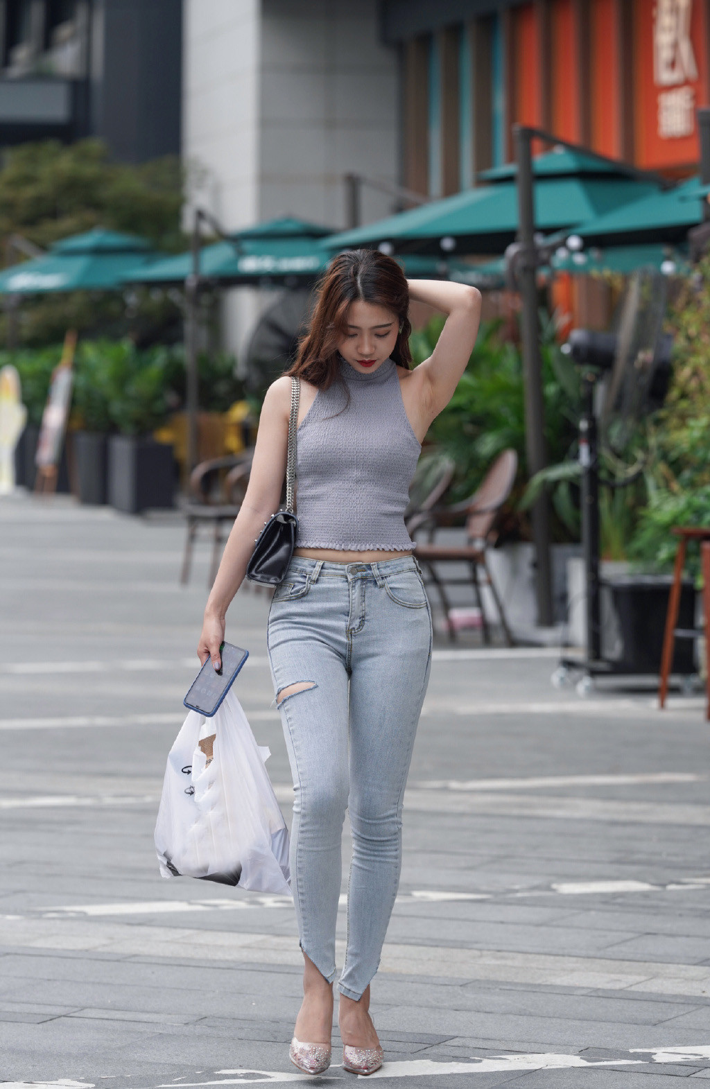 秋季牛仔裤这样穿搭,休闲气质又魅力,出门逛街值得一试