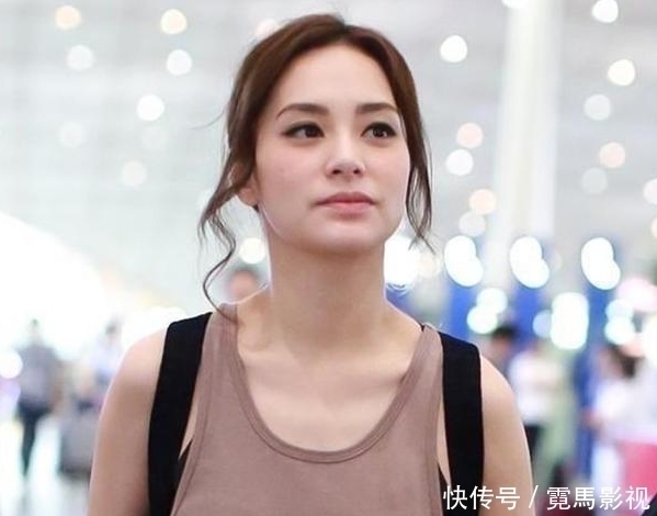 39岁阿娇不一般“男人汗衫”也能穿出凹凸感，这身材实在抢风头