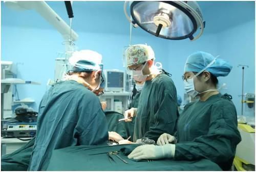 医院|女子怀孕11个月还不生,医生强行剖腹产,看到孩子后全家哭成一团