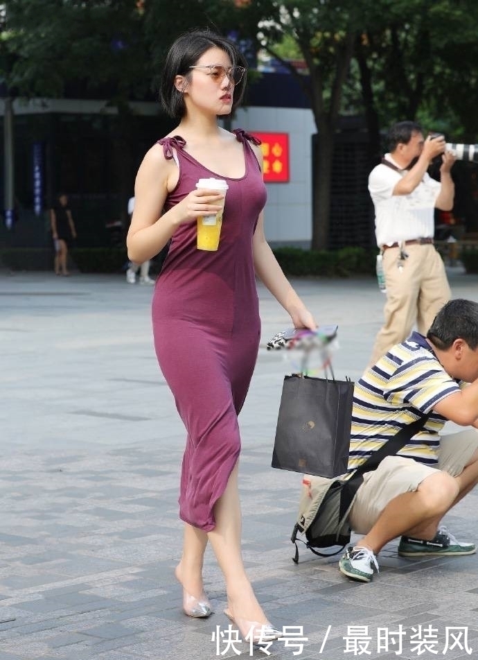 穿搭|街拍:广场上赶路的美女,性感迷人的酒红色连衣裙穿搭,征服路人
