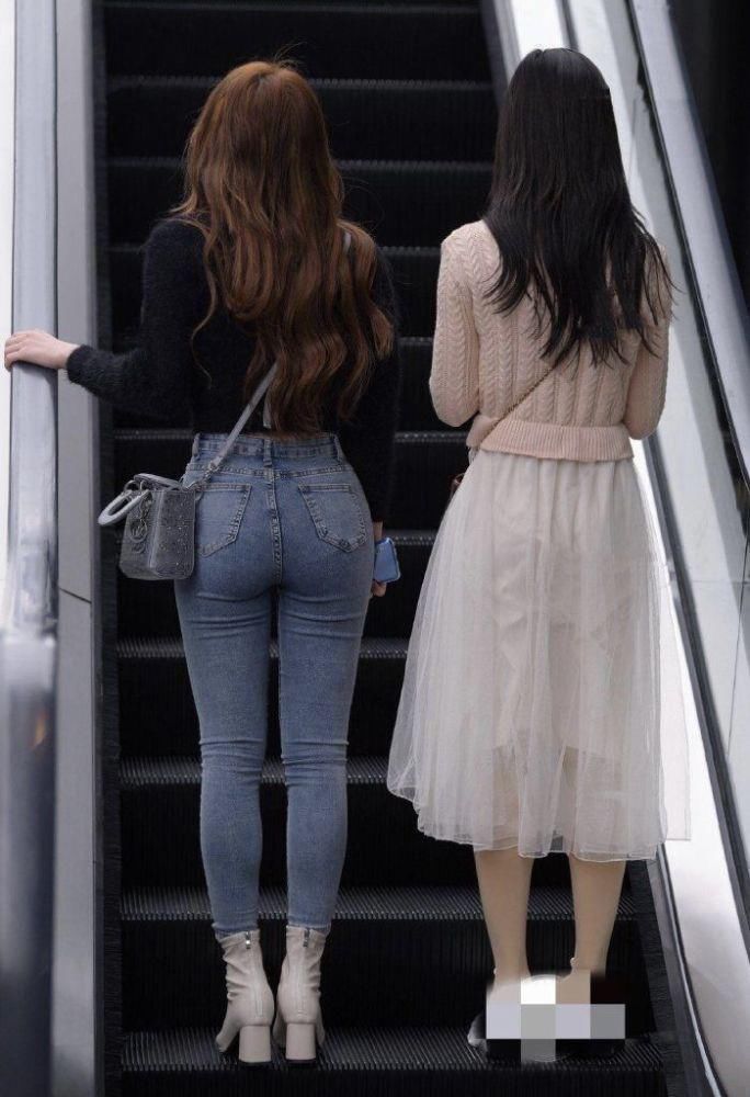 逛街 姐姐出门逛街,穿牛仔裤配靴子,完全不顾色彩,真的很时髦