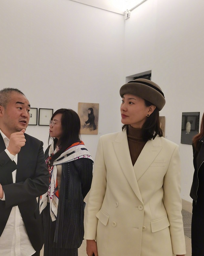 刘芳菲很有成功企业家气质范,穿白色西服套装干练大气,高级优雅