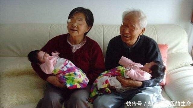 粗暴|爷爷因给孙子洗脚而意外走红,方式简单粗暴,网友:表情都扭曲了