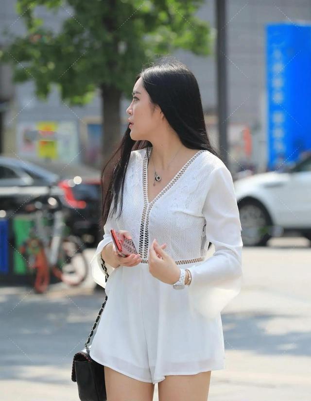 修身款|夏季选择轻薄的修身款裙子，悄悄的告诉你造型很高档