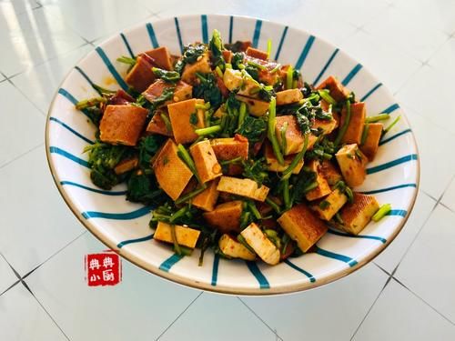  藕丝|这样的季节凉拌菜还是非常下饭的，我在家里准备好吃的，一般我炒制的时候是不会加肉丝的