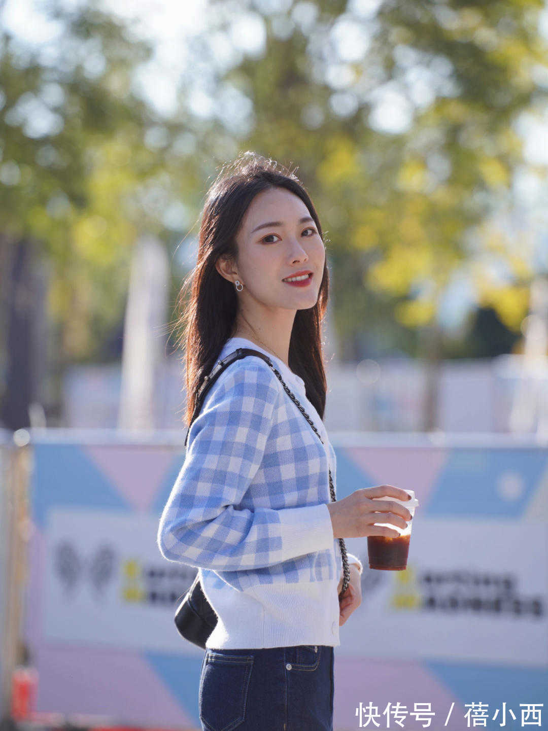 时髦|今秋“奶奶衫+牛仔裤”火了,洋气不说还显瘦,时髦精最爱!