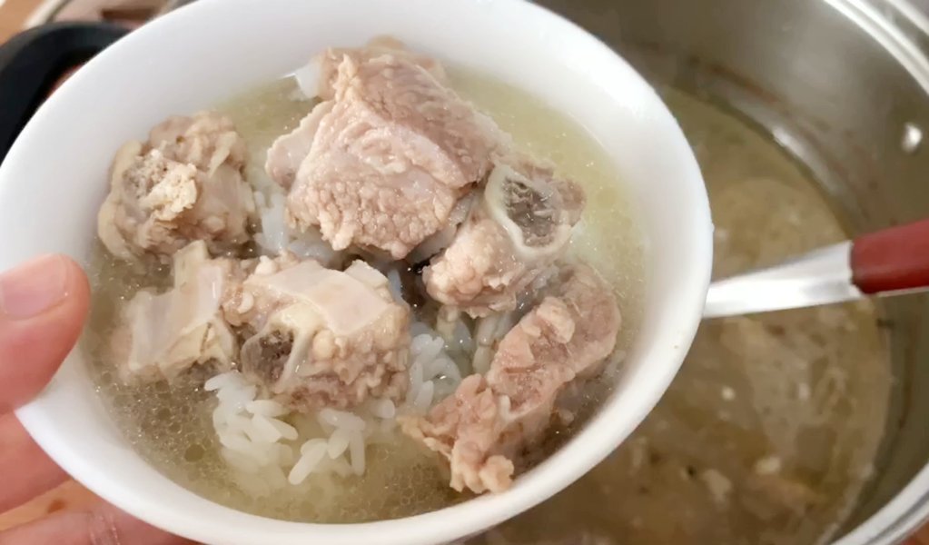 炖排骨时，有人先焯水，有人直接炖，全都不对，大厨教你正确做法