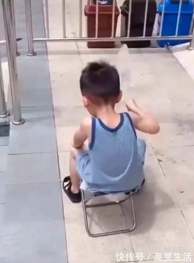 父母|幼儿园过出养老院的气质，这些孩子深得老人的精髓，网友：笑死了