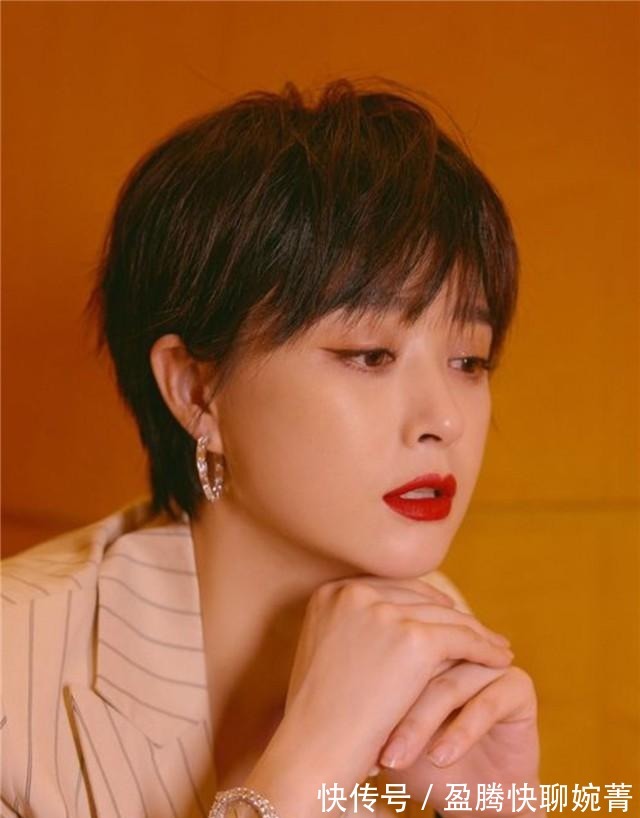 长发|女人过了48岁尽量别留长发、烫卷发!推荐这5款发型,太减龄