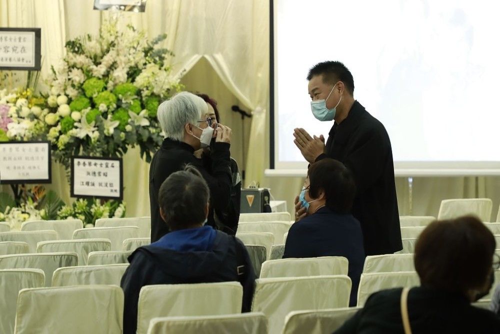 88岁tvb老戏骨李香琴出殡杜琪峰到场独女萧紫筠白发苍苍