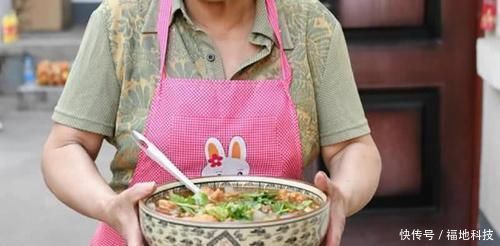 大妈卖天价凉粉,1碗40元,每天卖500碗,吃货:去晚买不到