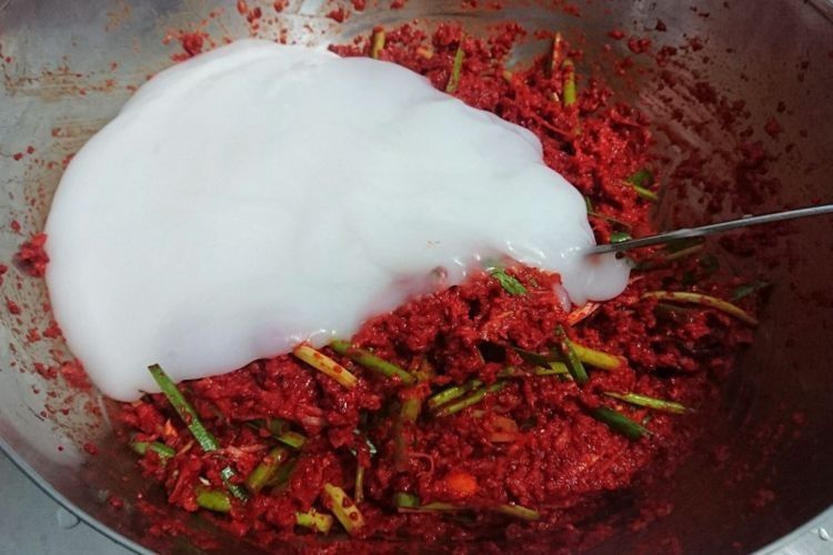 做辣白菜，只抹辣椒面可不行！教你正宗做法，又辣又脆爽，真好吃