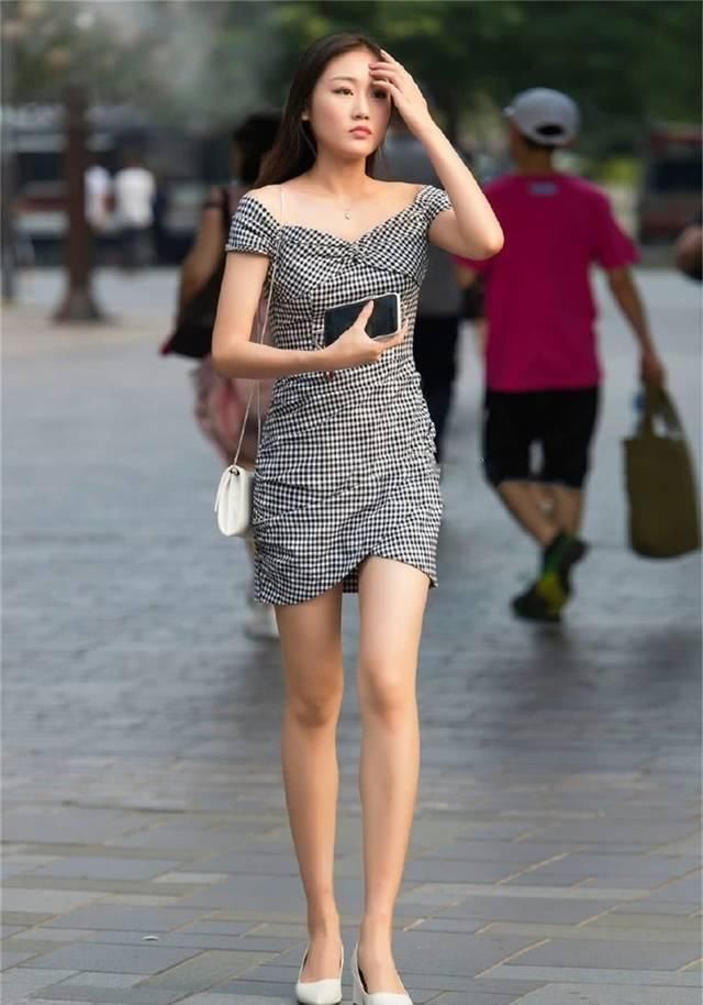 街拍美女小姐姐一字肩紧身裙俏皮明媚,浪漫优雅的轻熟气质