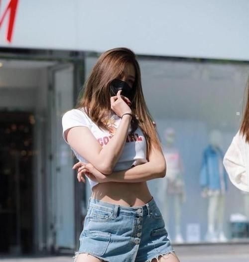 打底裤 白色字母短袖搭配蓝色不规则短裤,简单明了,适合日常穿着