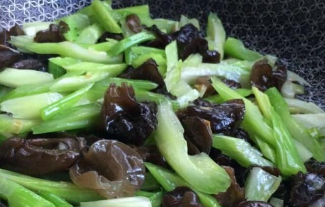 木耳和此物一起炒,等于“天然泻药”,清肠排宿便,赘肉不见