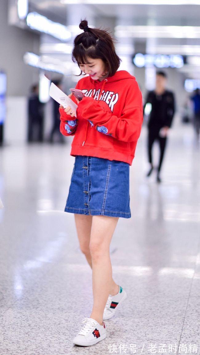 牛仔|她的少女感“绝”了,红色卫衣配牛仔半身裙,甜成邻家小妹