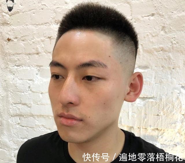 男士们|天热发型不要只会“剃光”，男士留这些时尚造型，看着就很帅气！