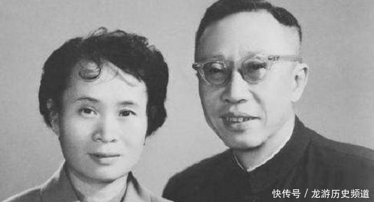 故人|溥仪晚年带妻子参观故宫，偶遇一位故人，惊慌失措上前打招呼！