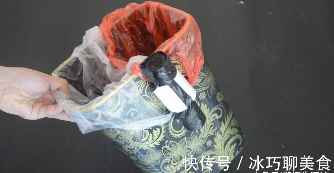 把卷纸筒粘在垃圾桶是上, 这个作用太神奇了, 解决了很多家庭的烦恼