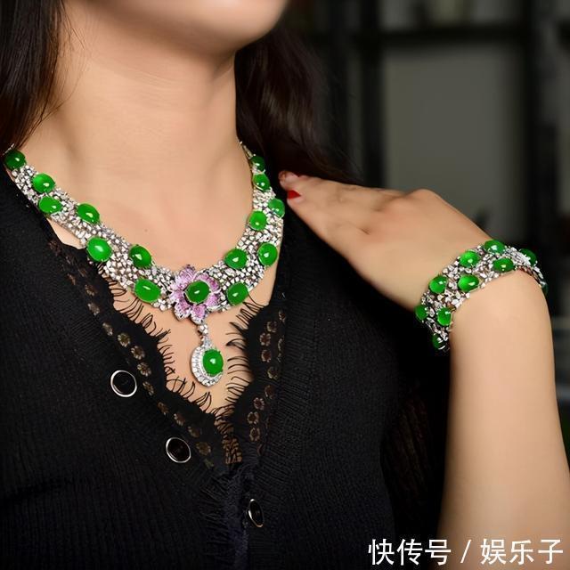 项链&奢华的珠宝套链比项链的做工更难,选石更苛刻,成为最耀眼的存在