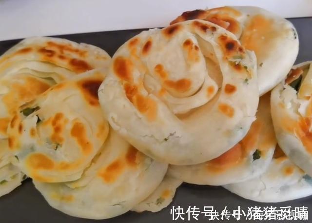 饺子皮|早餐别再吃油条了,1块钱饺子皮,一擀一卷,5分钟解决全家人早餐