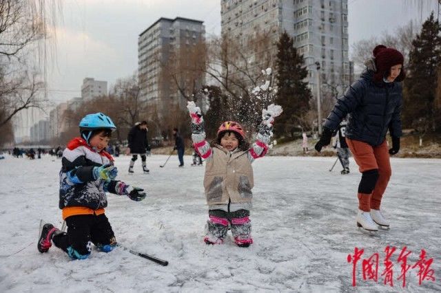 北京@大寒降雪 北京护城河变天然冰场