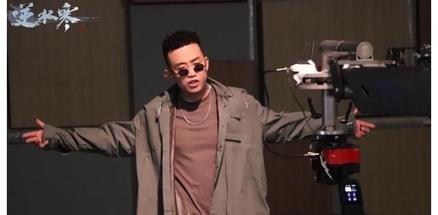 披荆斩棘的哥哥开播纷争不断,GAI护兄弟被喷,连陈小春都敢怼