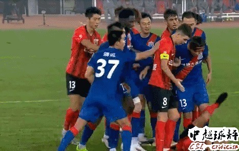 海港|足協杯再現奇葩1幕：奧斯卡挨打卻吃紅牌，特寫鏡頭還原真相！