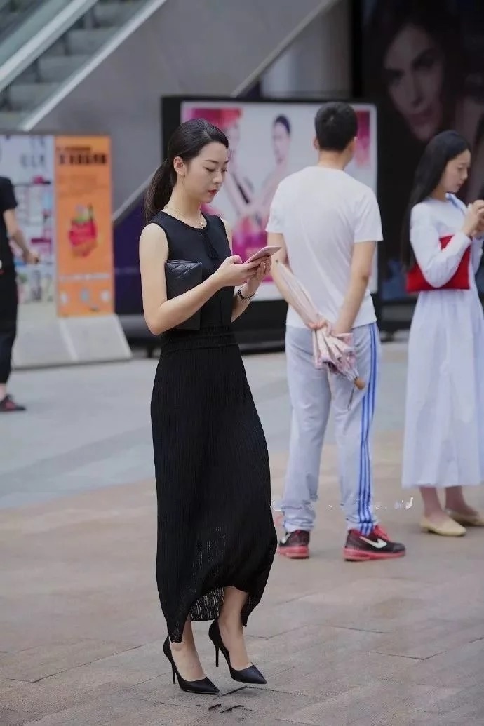 美女|街拍:精致潮流的穿搭,穿出娇俏动人的感觉,美女好看又养眼