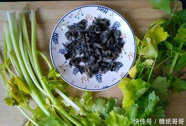 这道凉拌菜爽口开胃,做法简单,常吃能清理血管,预防三高