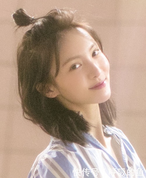 丸子头已经不实行了,今年流行苹果头,减龄显脸小