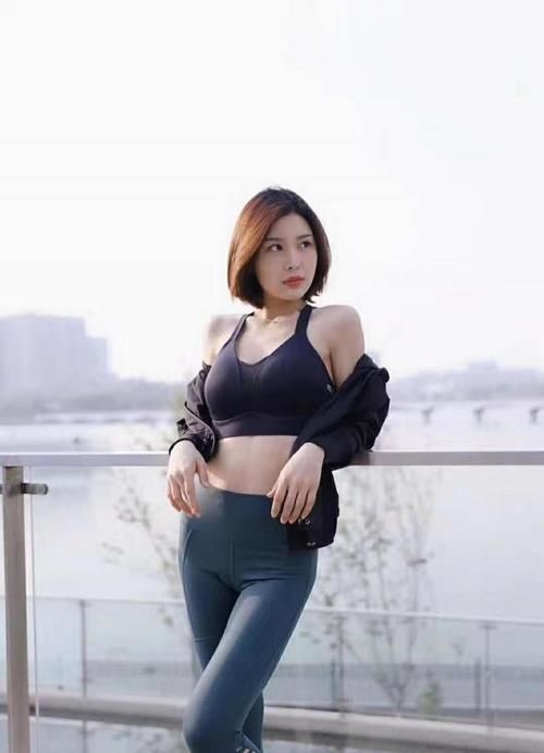 紧身裤|藏青色包臀紧身瑜伽裤的美女，玲珑身材，你看到心动了吗？