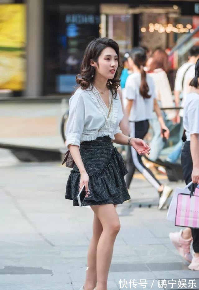 搭配 美女脚上搭配一双尖头的高跟鞋,凹出不同的造型,特别的时尚青春