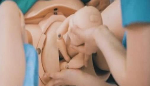 模型演示女人顺产全过程，让准爸爸了解妻子的辛苦与危险